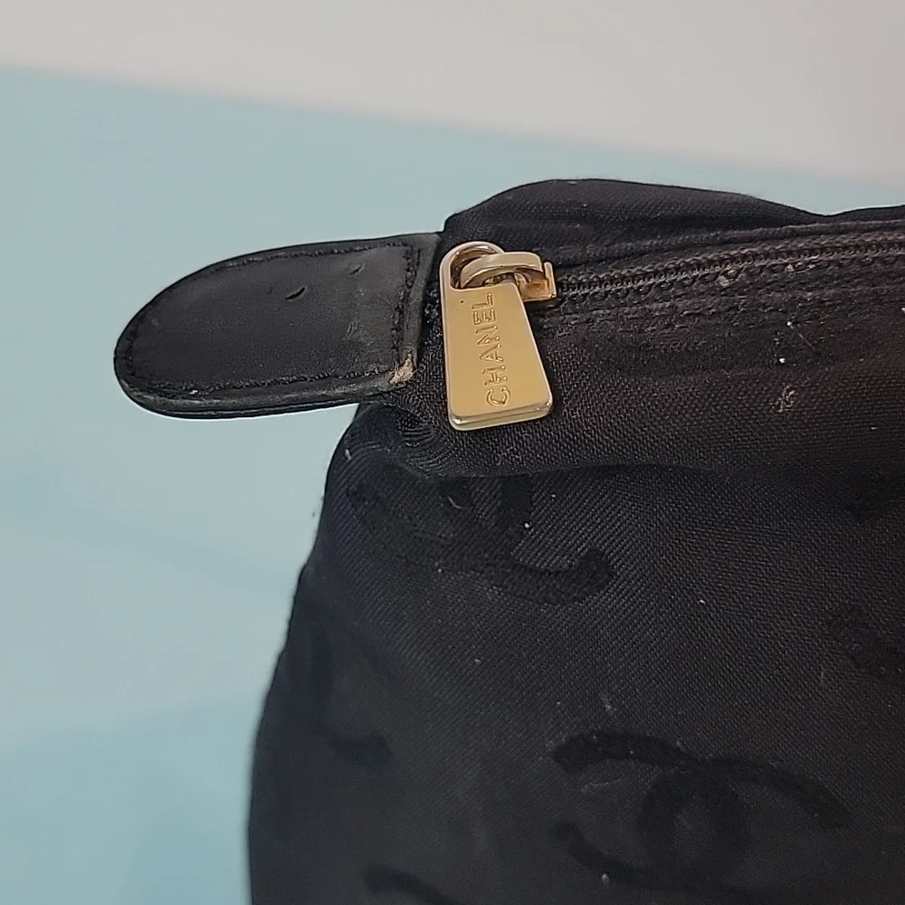 Chanel CC Logo Zip Closure Makeup Bag - Picture 2 of 16